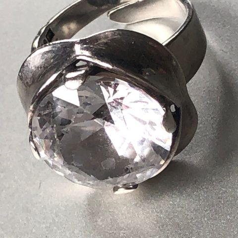 Ring i sølv og bergkrystall fra designer Karl Erik Palmberg (1973 )