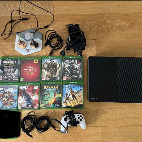 Xbox One + 9 spill + 1 håndkontroll og Disney figurer