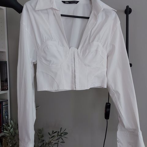 Bluse med korsett-detaljer fra Zara