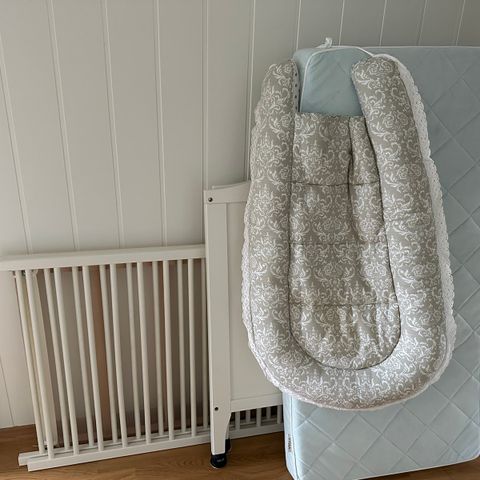 Ikea  Hensvik sprinkelseng + Brio bedrockers+ Vyssa madrass+ håndlaget babynest