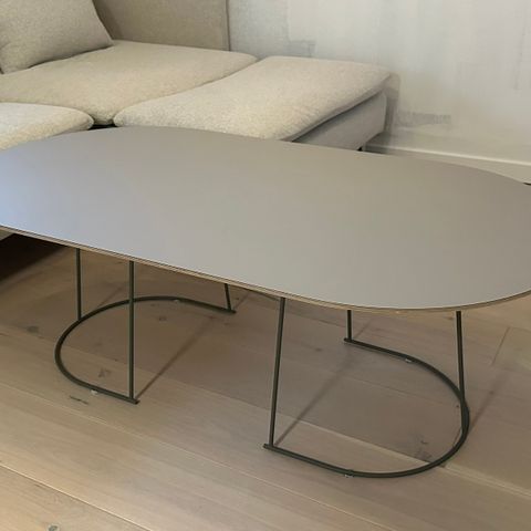 Muuto Airy Coffee Table - Large og lysgrå