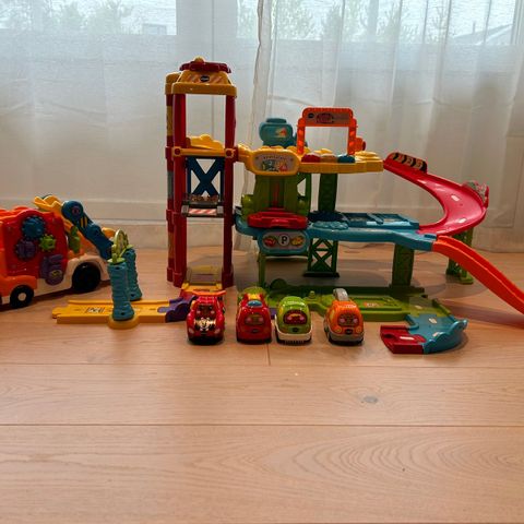 Vtech parkeringsgarasje og biltransporter