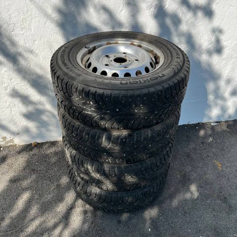 Selger et sett med fire nokian 205/70/15 hjul