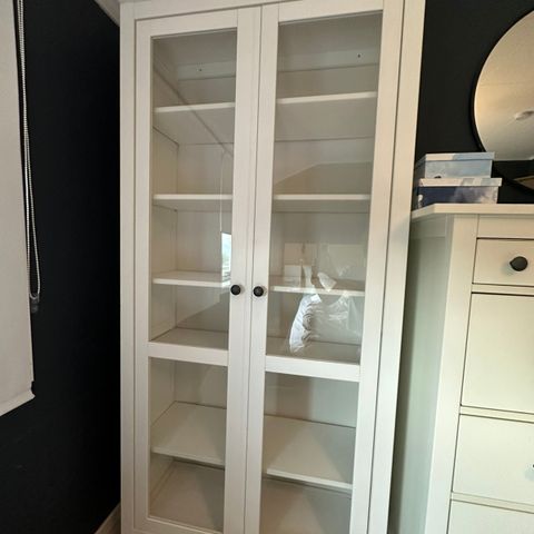 Hemnes vitrineskap