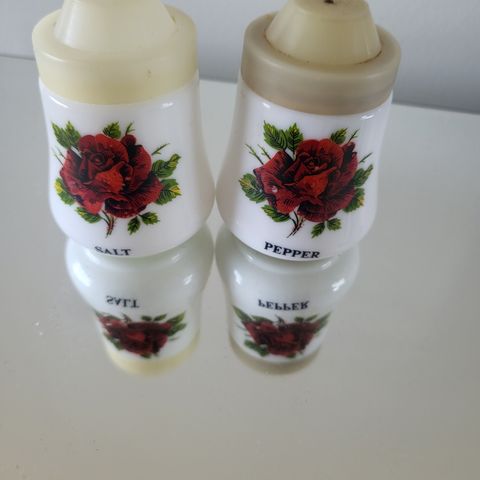 Italiensk hvit melkeglass rød rose salt og pepper