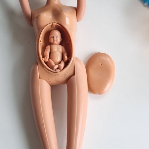 Barbie lignende gravid dukke .