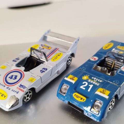 NOREV. Skala 1/43. LOLA T 294 1974 og CHEVRON 823 1975.