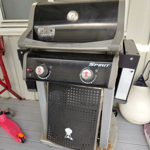 Sliten gassgrill fra weber