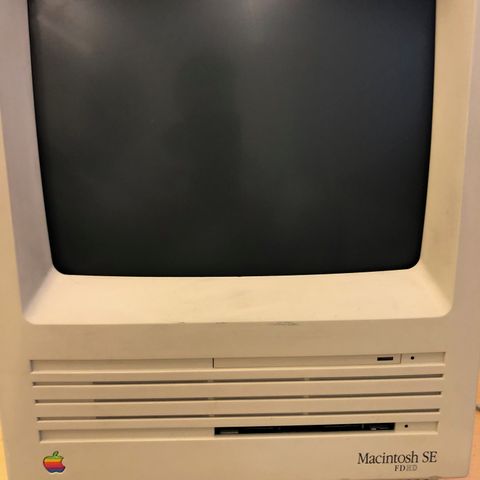 Macintosh SE FDHD 1988, med mus, tastatur og strømkabel.