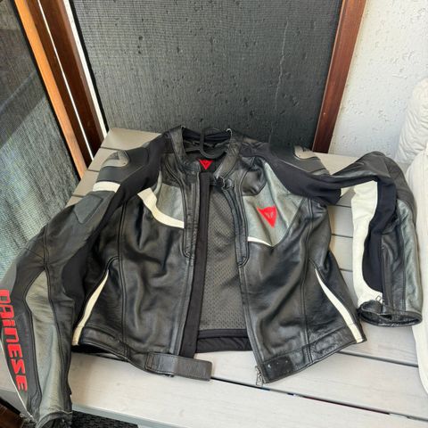 Brukt dainese jakke str 52