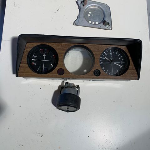 Deler av instrumentpanel til BMW 2002