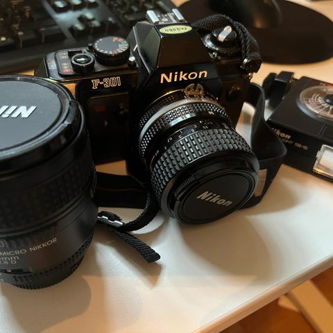 Nikon F 301 med Nikon MF-19 databack