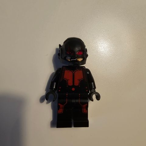 Lego figur Hank Pym sh0202 fra 76039 sett