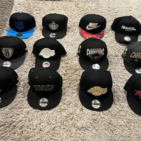 STORT UTVALG AV CAPSER - NEW ERA OG MITCHELL & NESS - NBA MLB OG ANNET