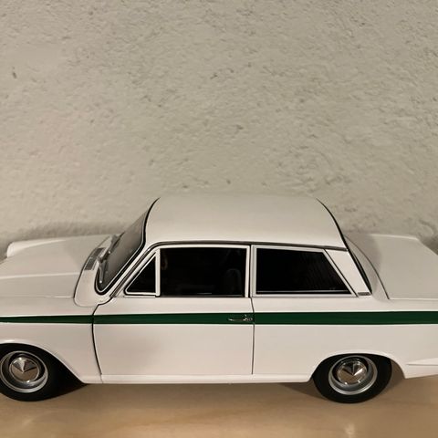 1/18 Autoart Ford Cortina Lotus