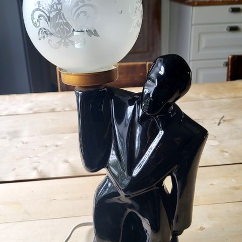 Meget stilig svart keramikklampe med kelner/hovmester figur, fungerer, uskadet