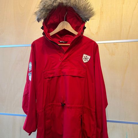 Rød Bergans anorak i str M (knapt brukt)