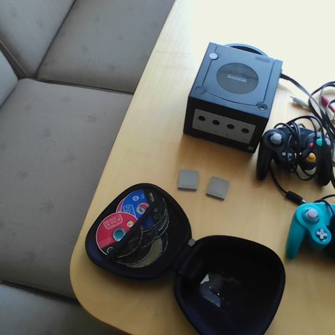 Gamecube + spill med 2 spaker til 1500kr