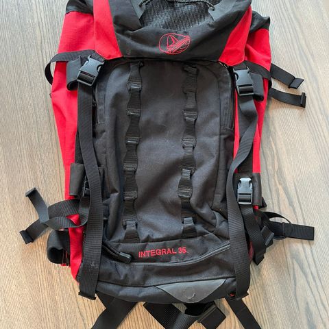 Norrøna Integral (35 l) selges