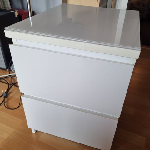 Reservert -  Ikea Malm nattbord med glassplate