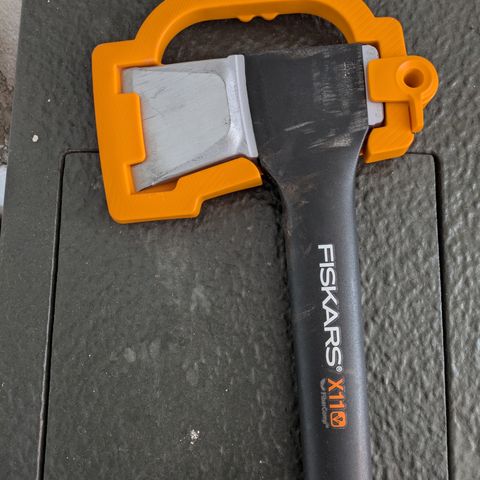 Fiskars X11 øks. Brukt 1 gang.