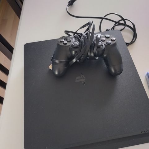 Selger playstation 4,lite brukt .er en del år siden jeg har kjøpt denne varen ,