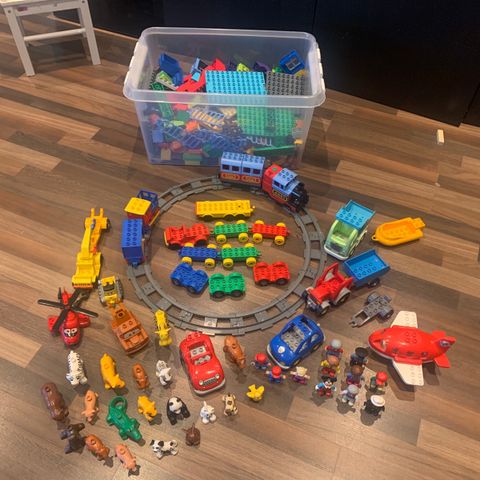 Stor kasse med Lego Duplo, elektrisk tog, masse figurer, dyr, biler, fly +++