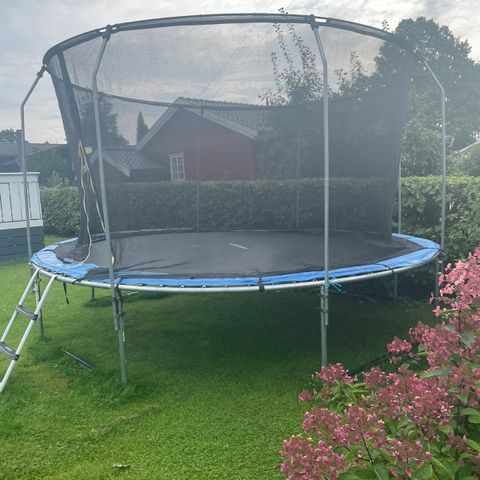 Trampoline gis bort mot henting