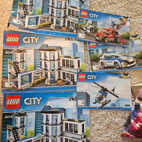 Lego City 60141 Politistasjon (eldre modell, stort sett)