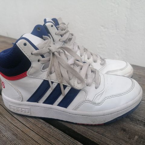 Adidas sneakers str. 33