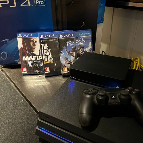 Playstation 4 Pro 1TB + 4TB og 3 spill