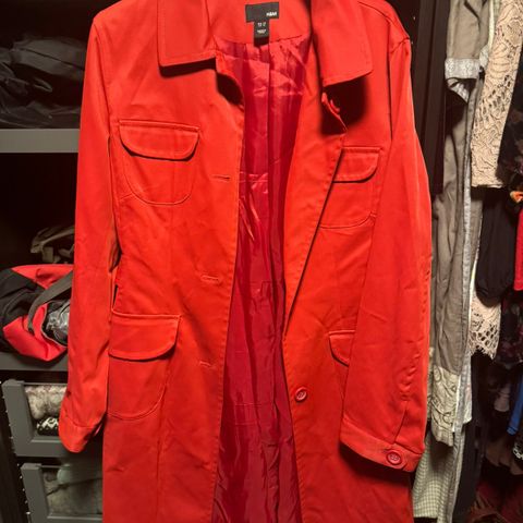 Trenshcoat fra H&M str 44 selges for kr. 300,-