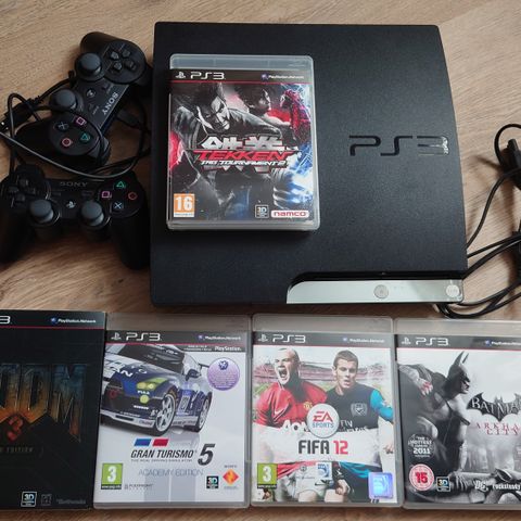 Playstation 3 med 2 kontrollere og 5 spill