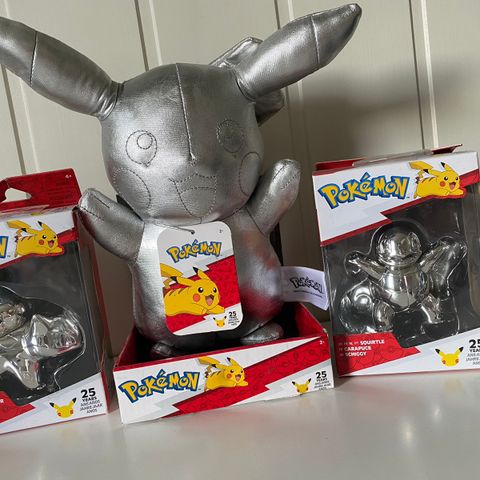 Pokemon 25 års jubileum bamse + 2 figurer