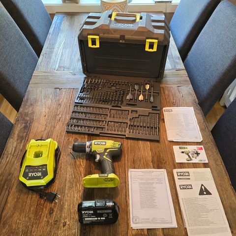 Ryobi drill med batteri 18V ONE+ og lader samt verktøykoffert.