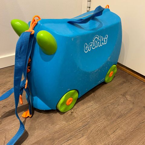 Blå koffert av merke Trunki selges 100,-