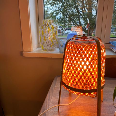 Bambus lampe/vintage lampe. Gir nydelig stemningslys i et rom.