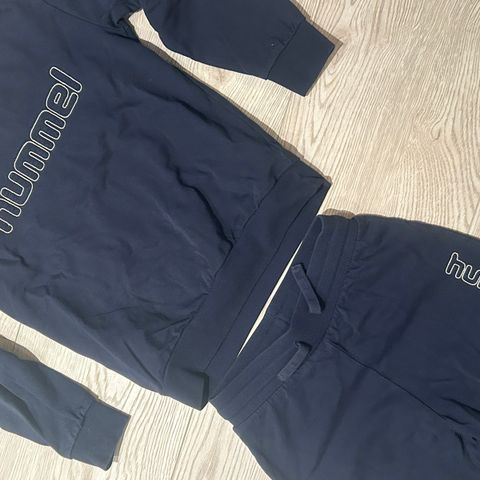 Hummel joggedress str.134