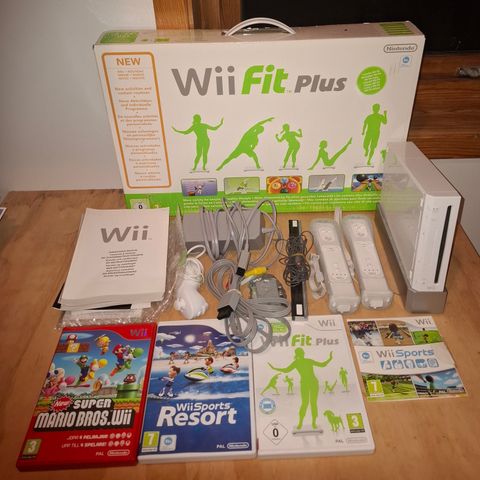 Nintendo Wii med spill og Wii fit pluss.