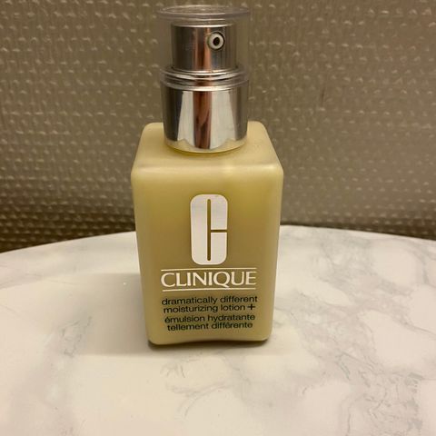 CLINIQUE DRAMATICALLY DIFFERENT OIL-FREE GEL