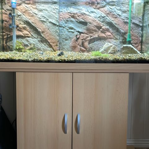 Akvarium 180 liter til salgs