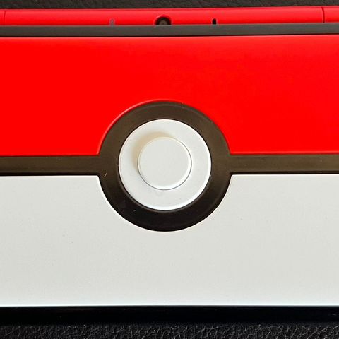 Strøken eksemplar av Nintendo 2Ds XL - Pokeball edition - Pokemon