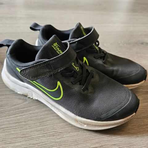 Nike sko 150nok. 34str.  Mickey str 36, 100nok.