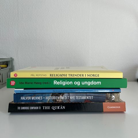 Bøker til religion, etikk og samfunn årsstudium/bachelor UiA