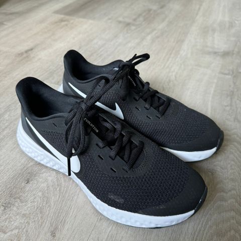 Nike Revolution helt nye