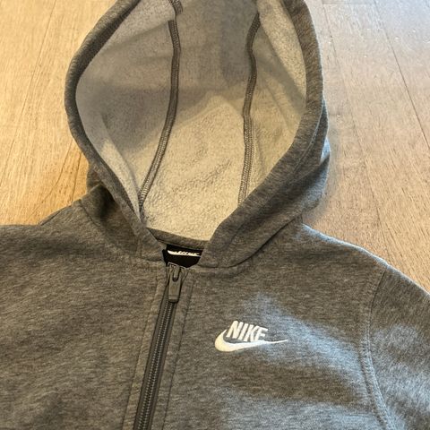 Nike hettejakke selges