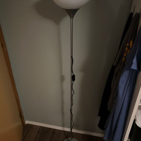 Stålampe gis bort