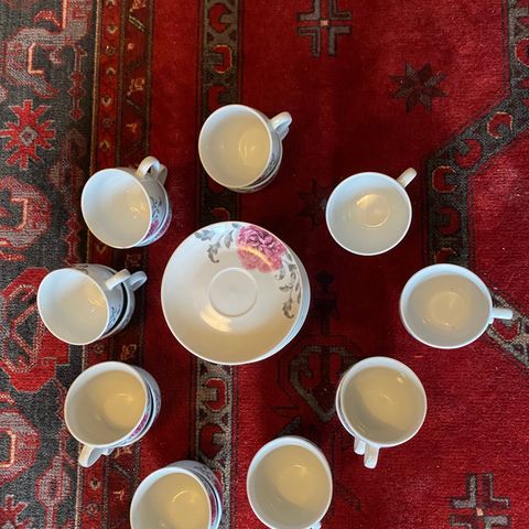 kaffeservice for 18 personer selges billig.