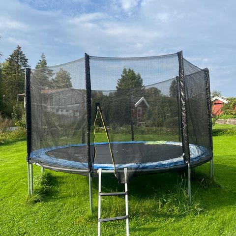 Godt brukt trampoline med masse bruk igjen!