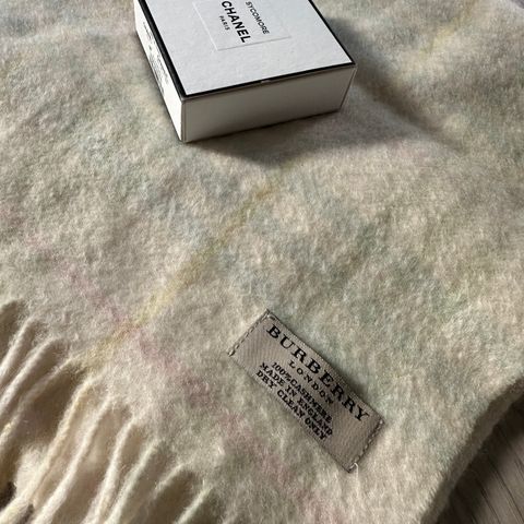 Burberry cashmere skjerf ,som ny